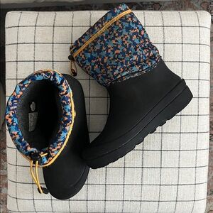 Bogs Snow Boots Black and Blue Floral Pattern